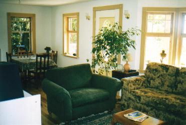 living02.jpg (19777 bytes)